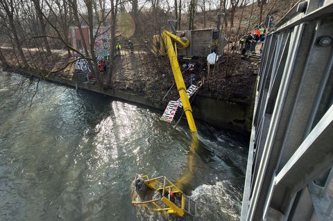 Die Feuerwehr war am Vormittag zur Bergung an der Pegnitz im Einsatz. Foto: Daniel Löb/dpa