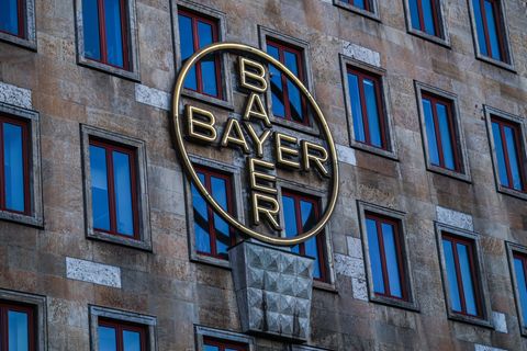 Das Bayerlogo an einem Verwaltungsgebäude in Leverkusen. Foto: Oliver Berg/dpa