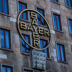 Das Bayerlogo an einem Verwaltungsgebäude in Leverkusen. Foto: Oliver Berg/dpa