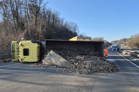 Holzhackschnitzel verteilten sich auf der Fahrbahn. Foto: -/dpa