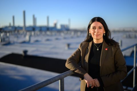 VW-Betriebsratschefin vor der Skyline des Wolfsburger VW-Werks. Von hier sollen künftig wieder mehr zentrale Ansagen kommen, for