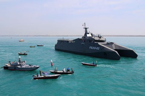 IRIS Dena Ein Kriegsschiff des Iran befährt in Begleitung von Schnellbooten den Persischen Golf