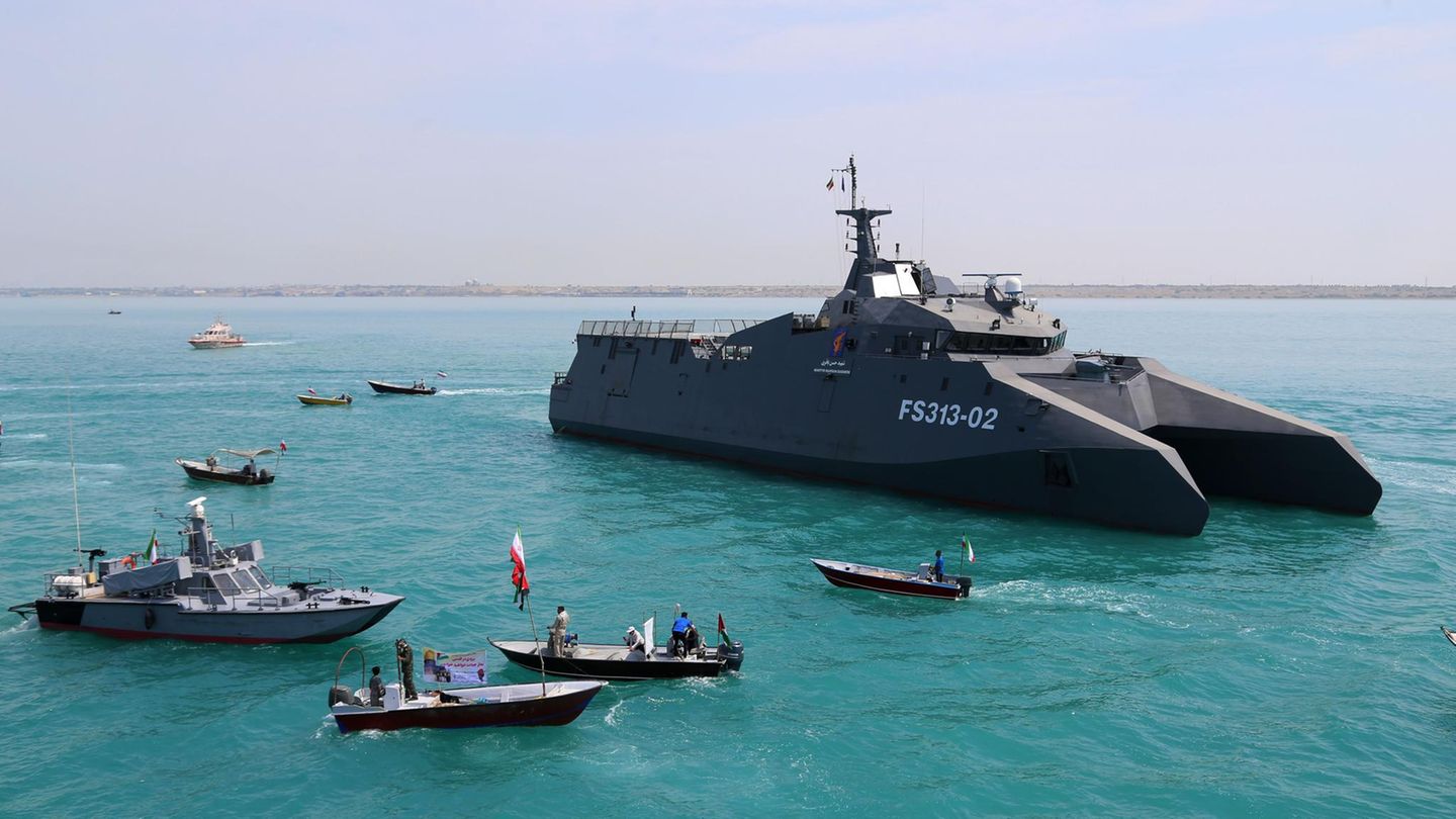 IRIS Dena Ein Kriegsschiff des Iran befährt in Begleitung von Schnellbooten den Persischen Golf