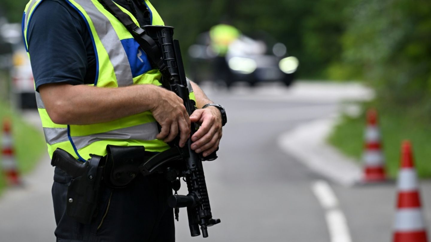 Bewaffneter Polizist