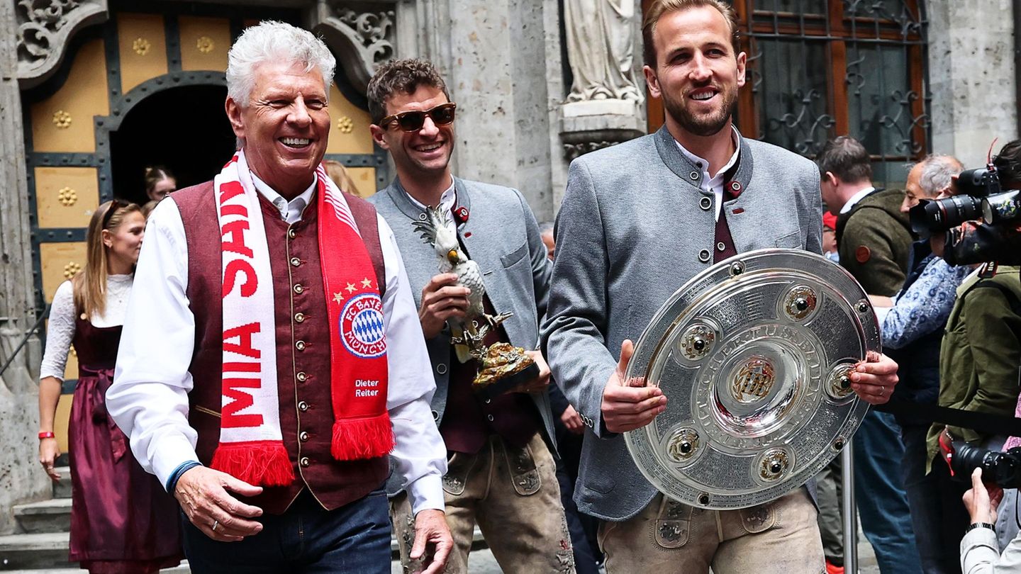 OB Dieter Reiter (l, mit Thomas Müller und Harry Kane) ist bekennender Fan des FC Bayern. (Archivbild) Foto: Daniel Löb/dpa