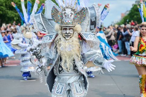 Der Straßenumzug gilt als ein Höhepunkt beim Karneval der Kulturen in Berlin. (Archivbild) Foto: Annette Riedl/dpa