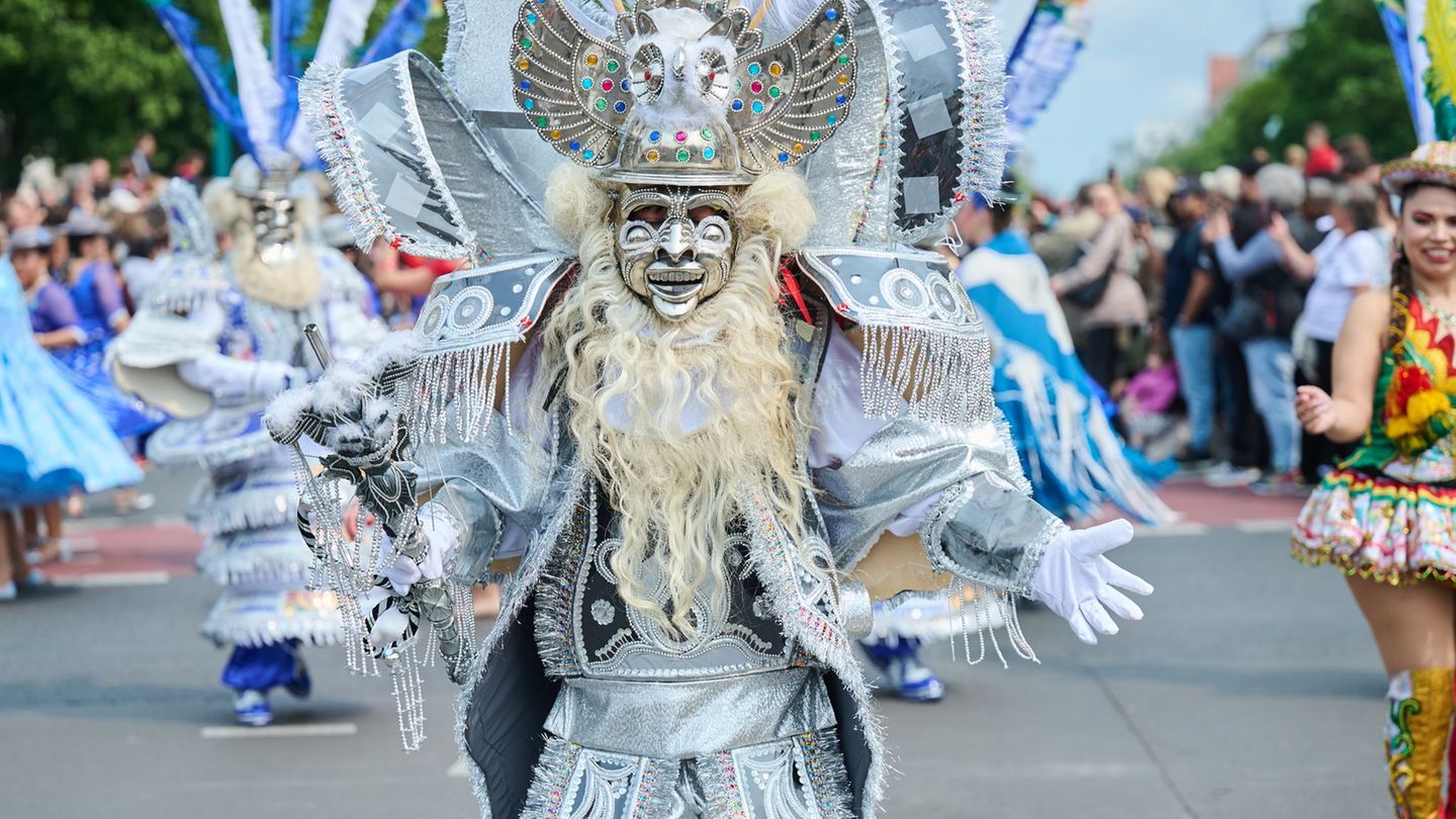 Der Straßenumzug gilt als ein Höhepunkt beim Karneval der Kulturen in Berlin. (Archivbild) Foto: Annette Riedl/dpa