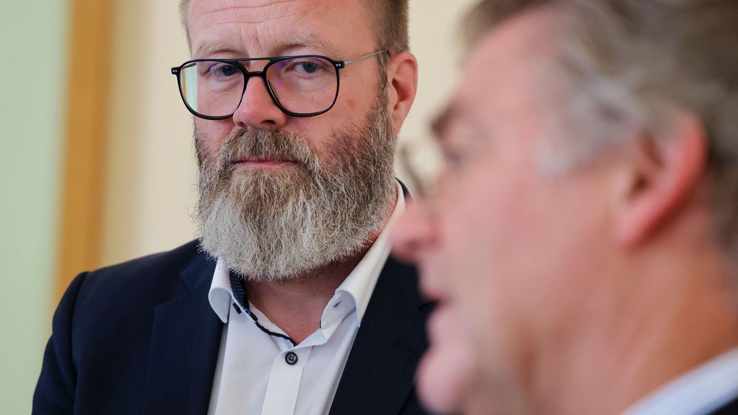 Schleswig-Holsteins Wirtschaftsminister Claus Ruhe Madsen (links, CDU) will Lyten-Chef Dan Cook besuchen. (Archivbild) Foto: Fra