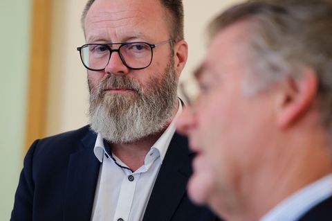 Schleswig-Holsteins Wirtschaftsminister Claus Ruhe Madsen (links, CDU) will Lyten-Chef Dan Cook besuchen. (Archivbild) Foto: Fra