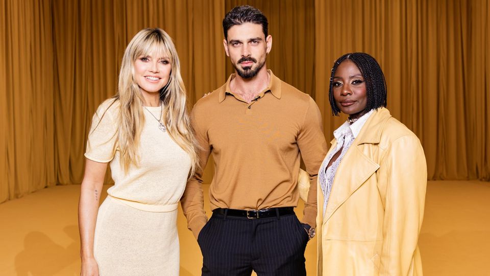 GNTM 2026: Heidi Klum mit ihren Gastjuroren Michele Morrone und Nikeata Thompson