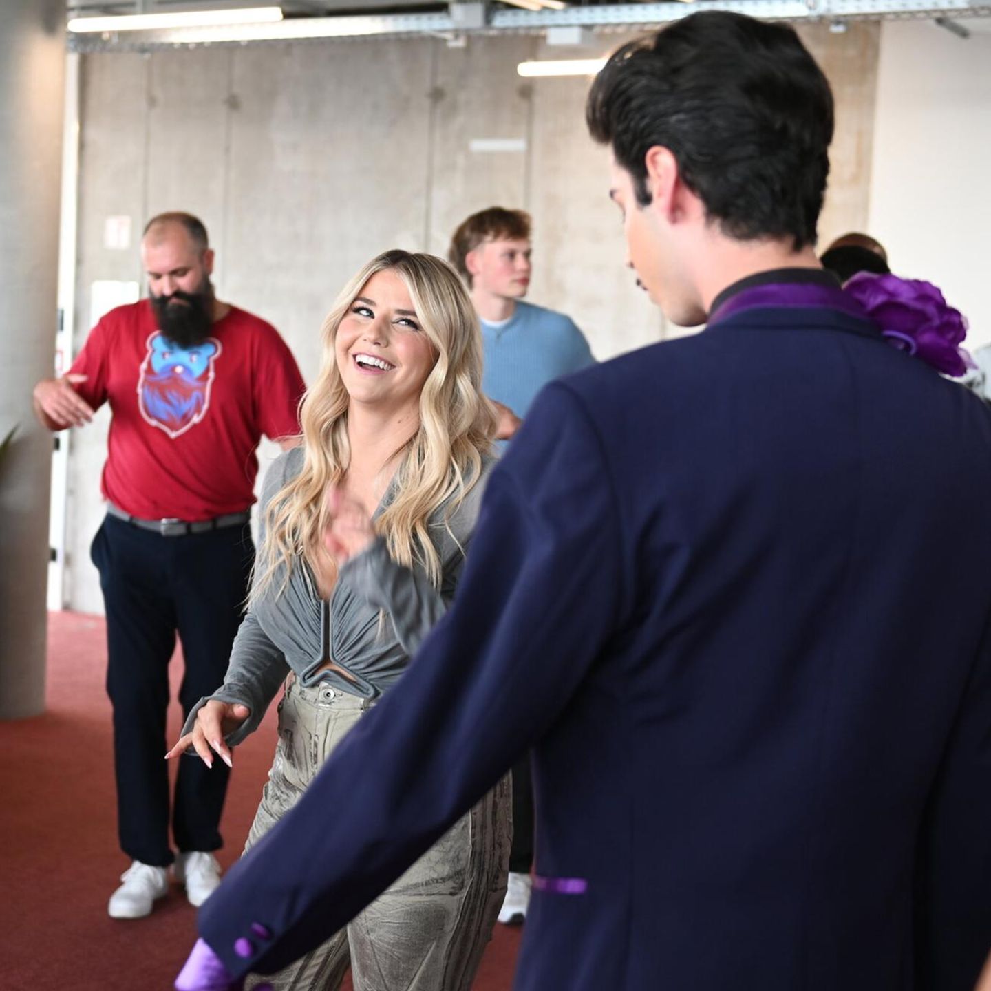 Sängerin Beatrice Egli mit den GNTM-Kandidaten