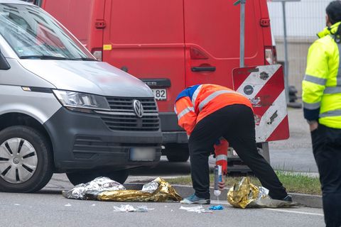 Polizisten sicherten Spuren am Ort des Geschehens. Foto: Peter Kneffel/dpa