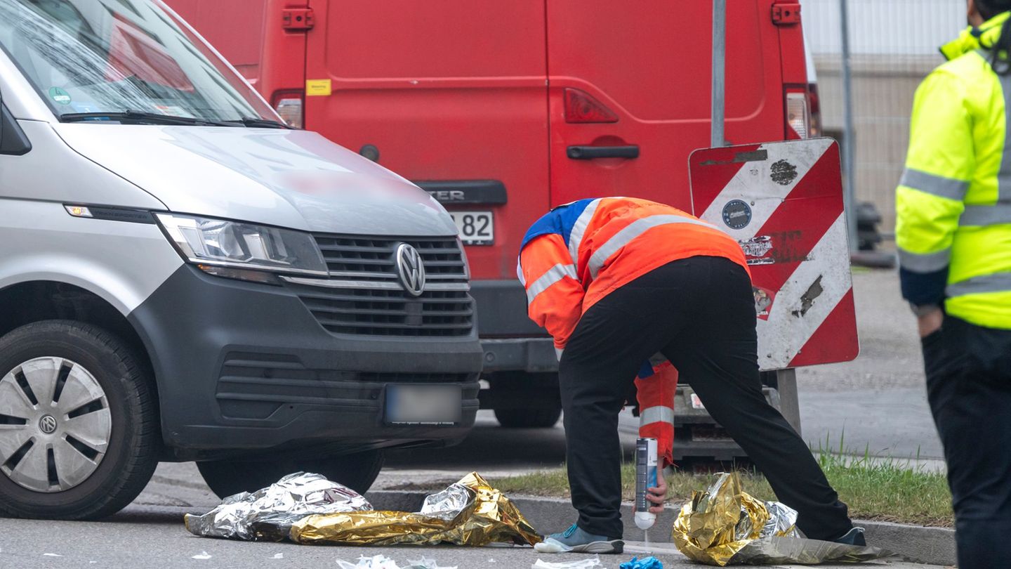 Polizisten sicherten Spuren am Ort des Geschehens. Foto: Peter Kneffel/dpa