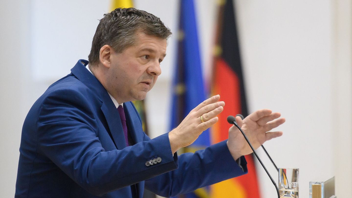 Ministerpräsident Sven Schulze (CDU) möchte die Schulausbildung in Sachsen-Anhalt praxisorientierter ausrichten. Foto: Klaus-Die