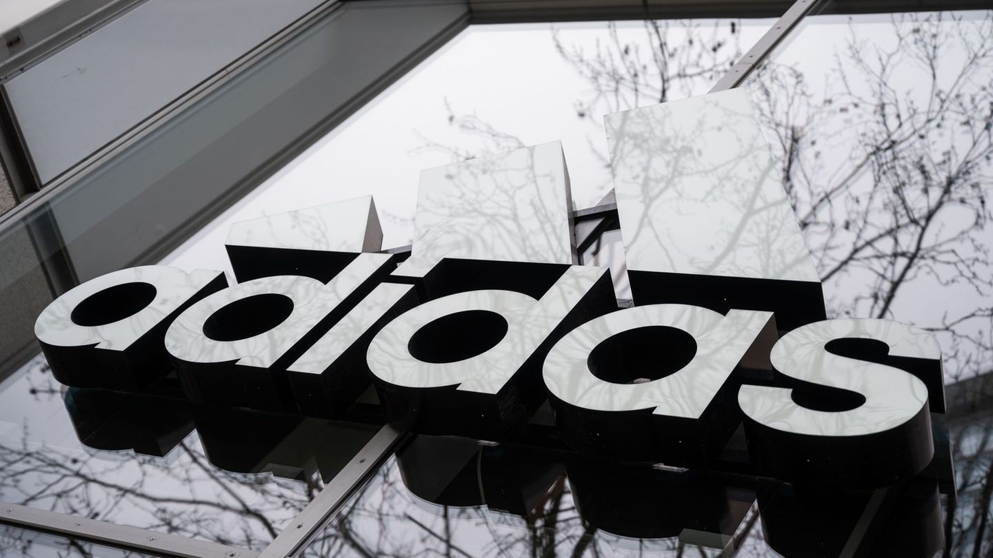 Adidas will im laufenden Jahr zwei Milliarden Euro an Umsatz zulegen (Archivbild). Foto: Christophe Gateau/dpa