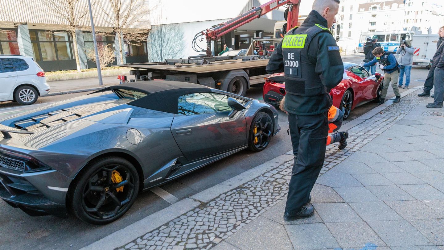 Rund 400 Polizisten durchsuchen seit dem Morgen Dutzende Objekte in Berlin. Es geht um mutmaßlichen Steuerbetrug. Foto: Carsten