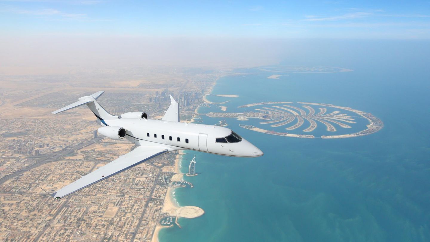 Ein Jet über der Küste von Dubai und der künstlichen Insel „The Palm“, wo iranische Raketen einschlugen (Symbolbild)