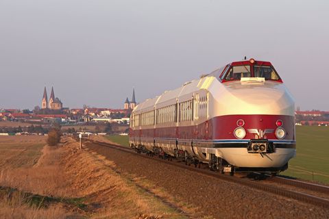 Der historische Schnelltriebwagen SVT Görlitz absolviert nach langen Restaurierungsarbeiten eine Probefahrt im Harz (Archivbild)