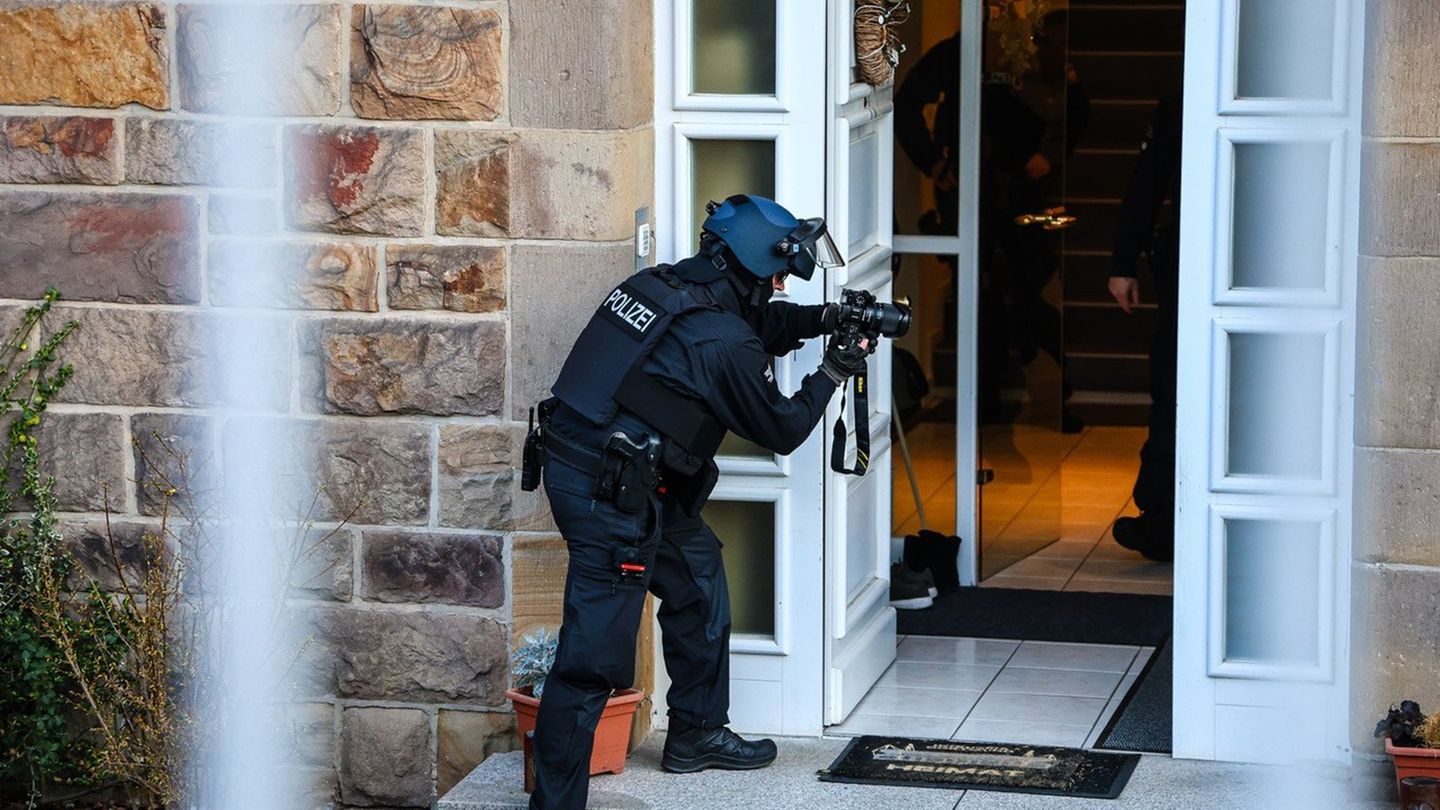 Bewaffnete Einsatzkräfte waren vor Ort. Foto: Alex Talash/dpa