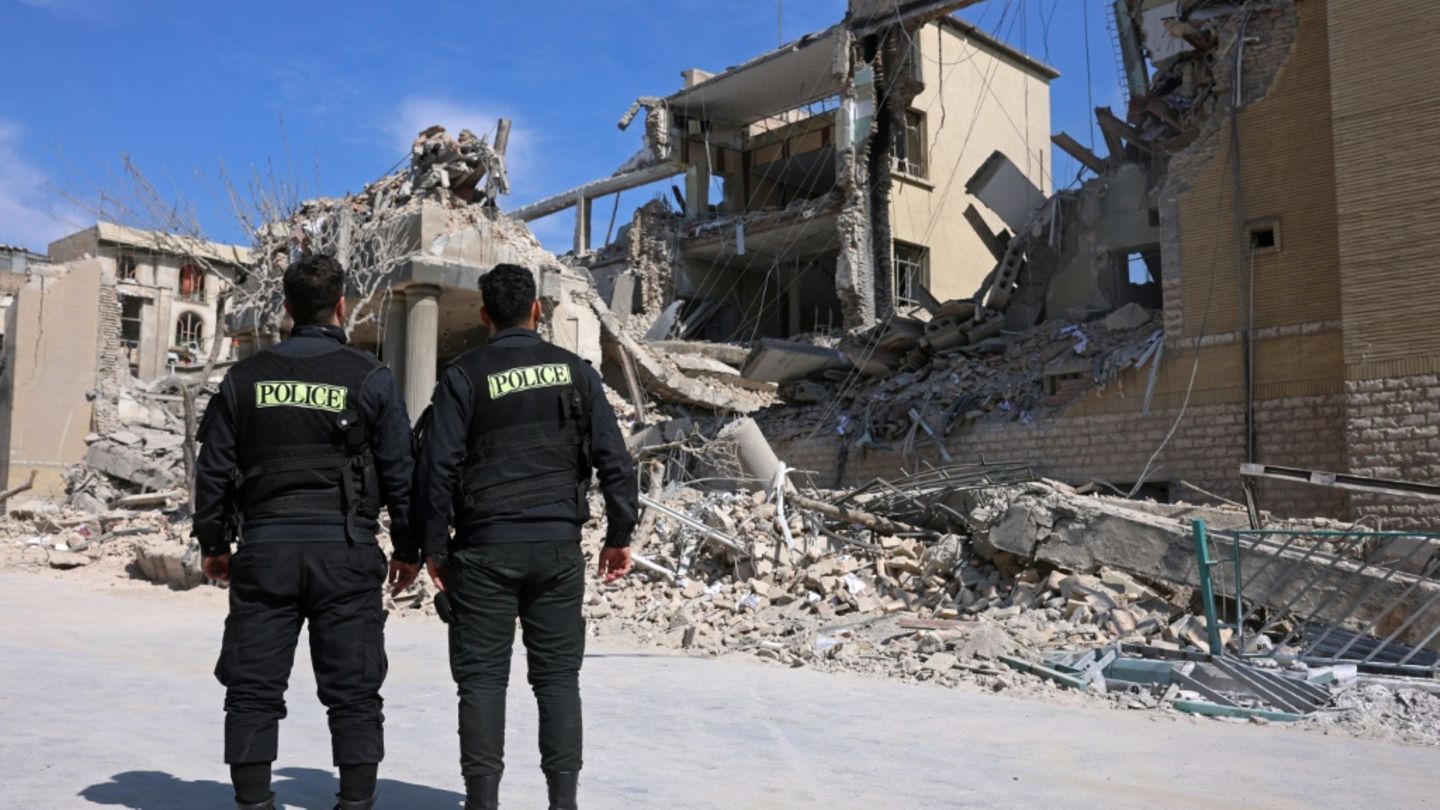 Zerstörung nach Luftangriffen auf Teheran