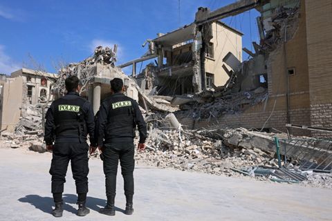 Zerstörung nach Luftangriffen auf Teheran