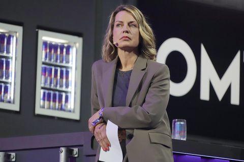 Tagesthemen-Moderatorin Jessy Wellmer lehnt mit Moderationskarten in den Händen an einer Theke