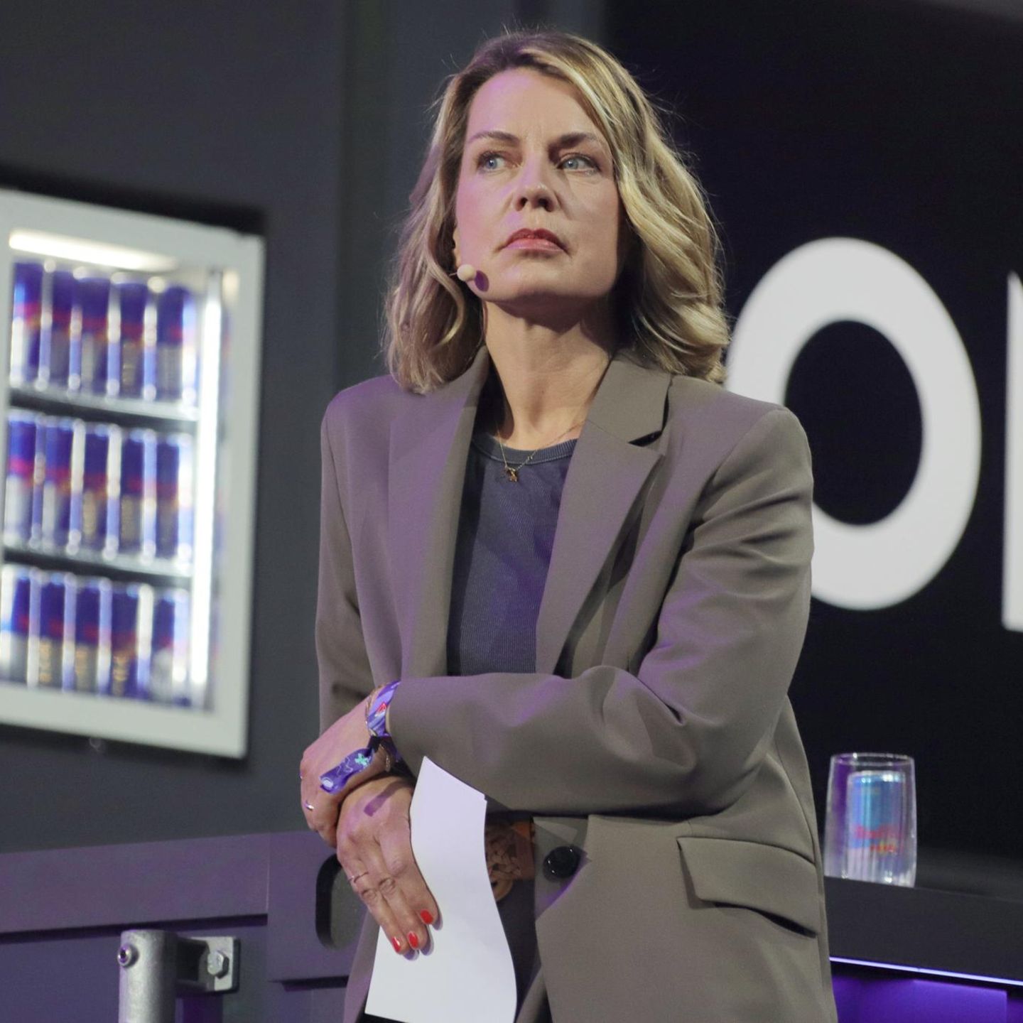 Tagesthemen-Moderatorin Jessy Wellmer lehnt mit Moderationskarten in den Händen an einer Theke