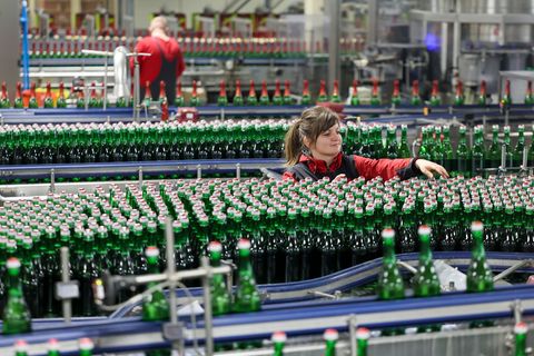 Rotkäppchen gehört zur Tarifgemeinschaft der Ernährungsindustrie in Sachsen-Anhalt, für die derzeit über höhere Löhne verhandelt