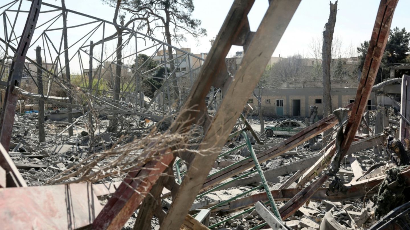 Zerstörte Polizeiwache in Teheran