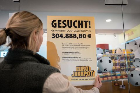 Die Plakate sollen an die Gewinnzahlen erinnern, in der Hoffnung, dass der Gewinn abgeholt wird. Foto: -/Lotto Hessen/dpa