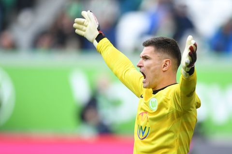 Bleibt ein weiteres Jahr beim VfL Wolfsburg: Torwart Pavao Pervan. Foto: Swen Pförtner/dpa