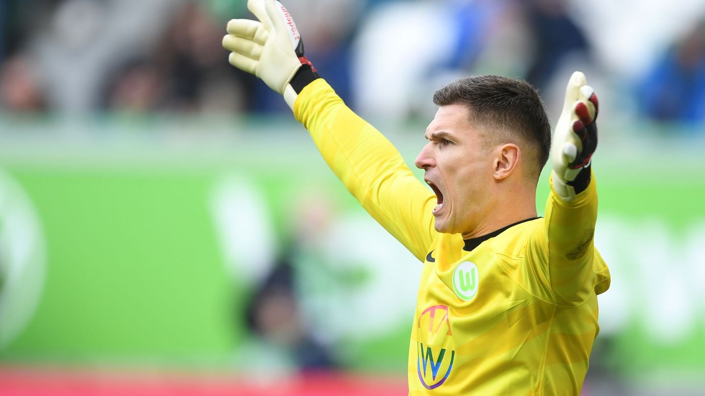 Bleibt ein weiteres Jahr beim VfL Wolfsburg: Torwart Pavao Pervan. Foto: Swen Pförtner/dpa