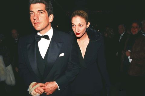 John F. Kennedy Jr. und seine Frau Carolyn Bessette treffen 1997 bei einer Benefiz-Gala ein