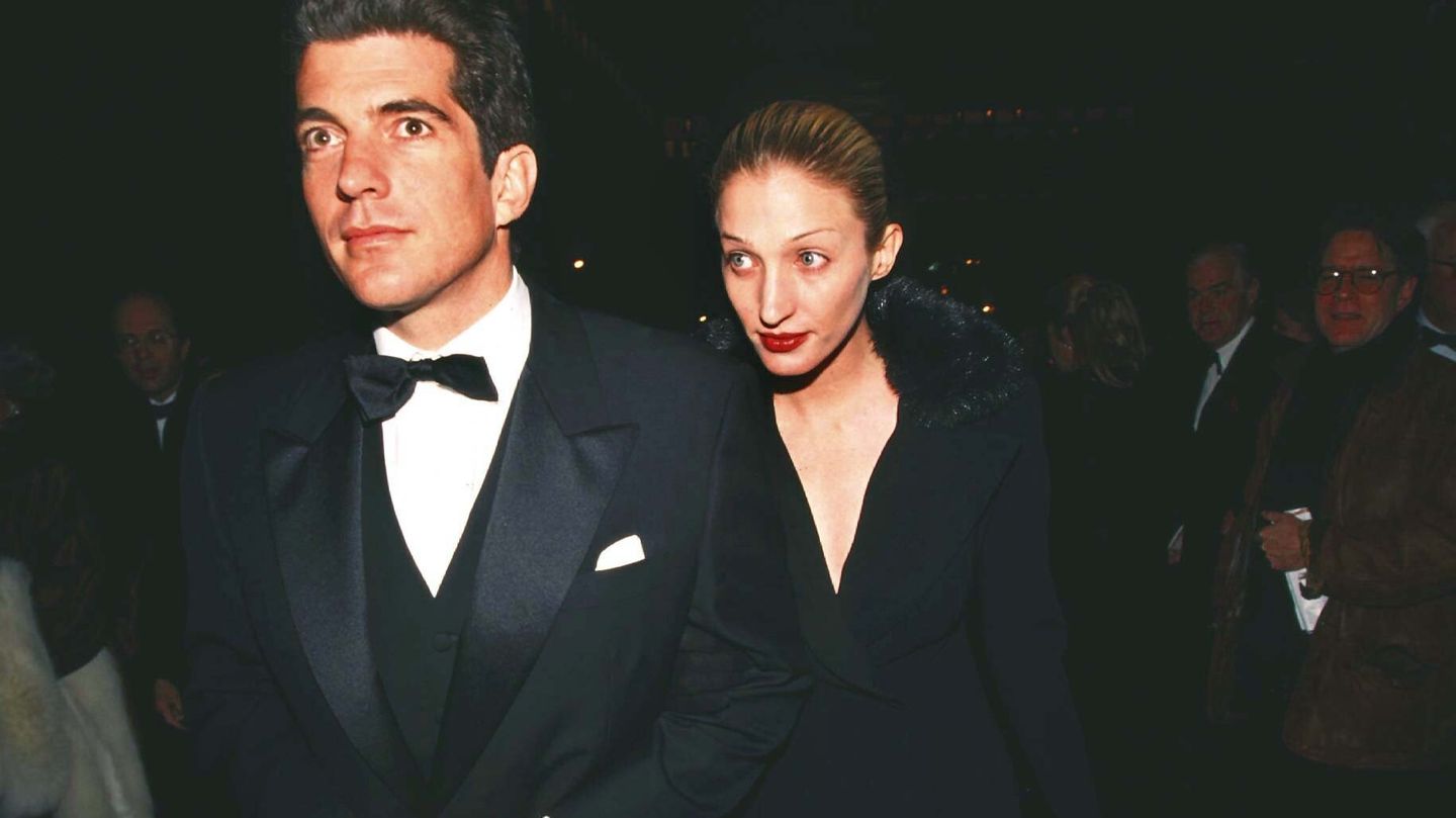 John F. Kennedy Jr. und seine Frau Carolyn Bessette treffen 1997 bei einer Benefiz-Gala ein