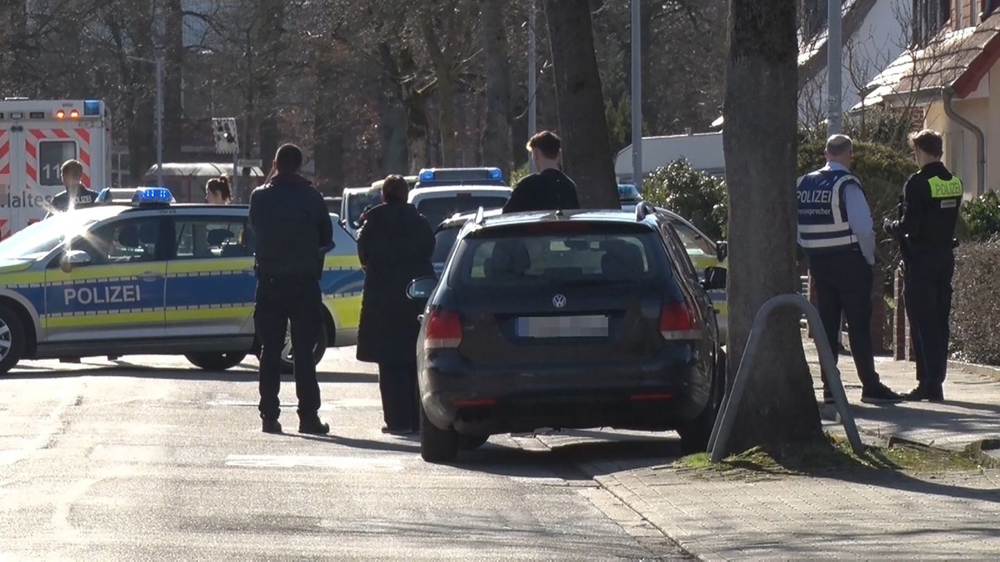 In einem Wohnhaus in Bramsche fanden Polizisten einen toten Mann und konnten eine schwerverletzte Frau auch nicht mehr retten. F