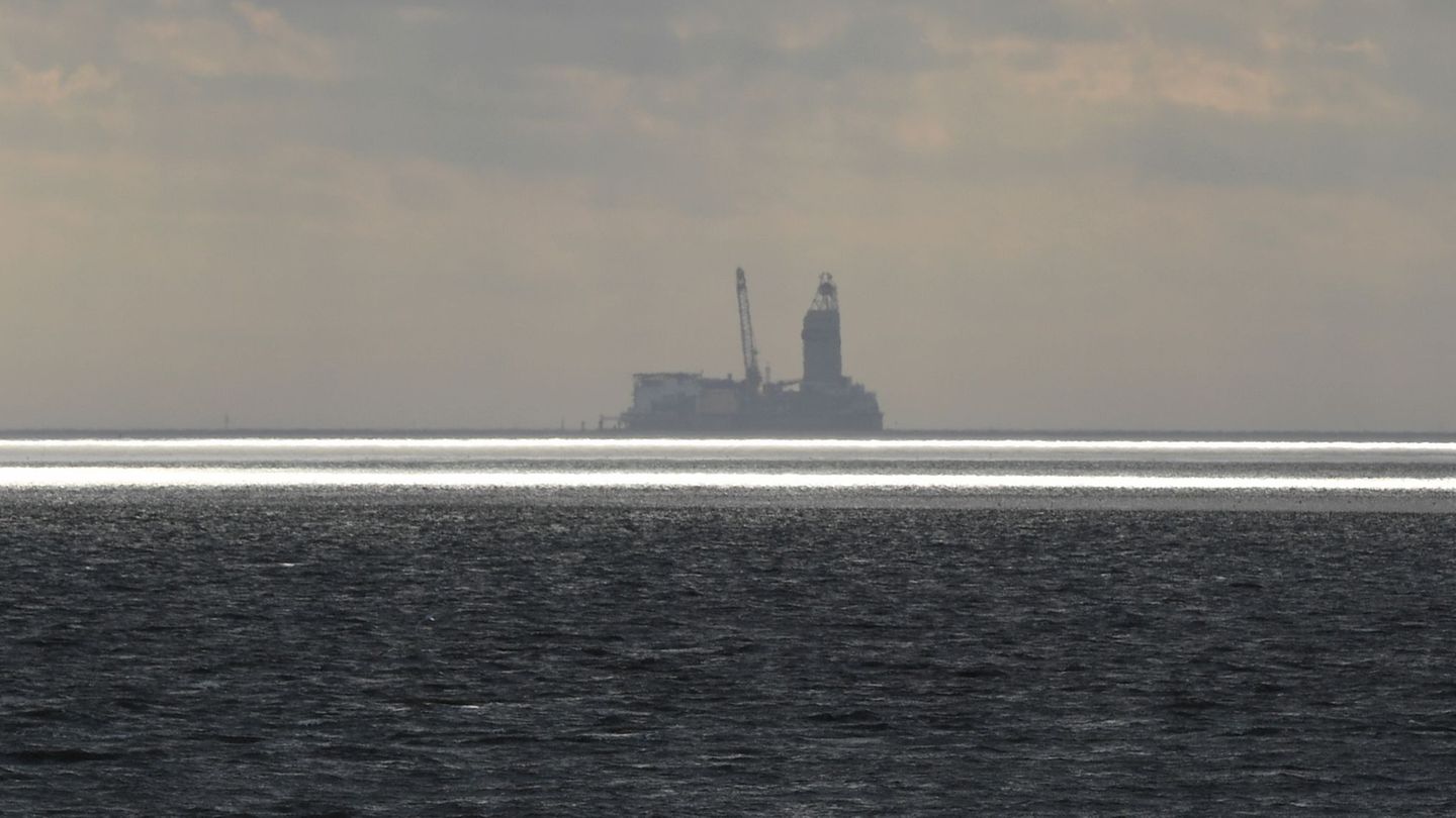 Von der Bohrinsel Mittelplate aus wird seit 1987 Öl in der Nordsee störungsfrei gefördert. (Archivbild) Foto: Carsten Rehder/dpa