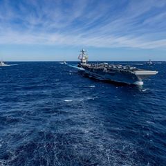 Ein US-Flugzeugträger auf hoher See begleitet von vier Zerstörern