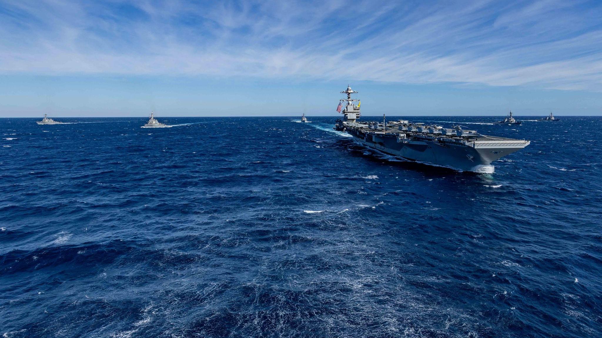 Ein US-Flugzeugträger auf hoher See begleitet von vier Zerstörern