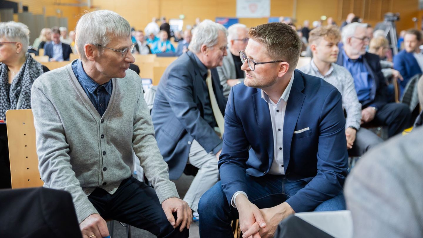 Der AfD-Fraktionsvorsitzende Hans-Christoph Berndt (l) und AfD-Landeschef René Springer kritisieren den Koalitionsvertrag von SP