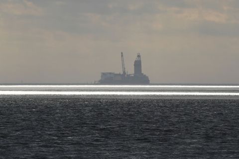Von der Bohrinsel Mittelplate aus wird seit 1987 Öl in der Nordsee störungsfrei gefördert. (Archivbild) Foto: Carsten Rehder/dpa