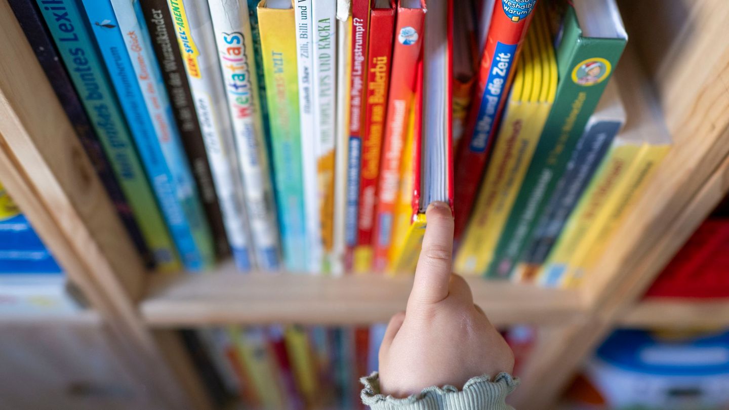 Ein Lesementor hilft einem Kind bei der 1:1-Förderung. (Symbolbild) Foto: Hendrik Schmidt/dpa