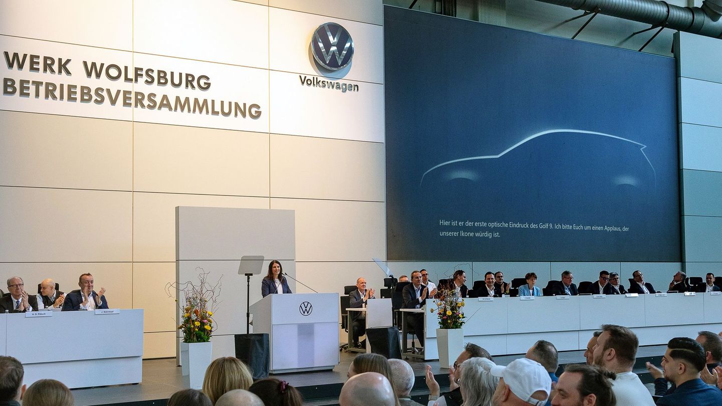 Bei der VW-Betriebsversammlung sind die Umrisse des kommenden Golf 9 erstmals auf der Leinwand zu sehen. Foto: Cem-Kerim Delikan