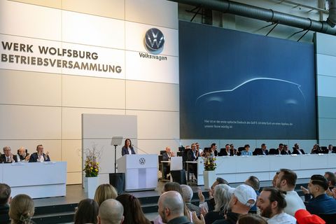 Bei der VW-Betriebsversammlung sind die Umrisse des kommenden Golf 9 erstmals auf der Leinwand zu sehen. Foto: Cem-Kerim Delikan