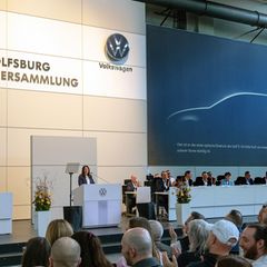 Bei der VW-Betriebsversammlung sind die Umrisse des kommenden Golf 9 erstmals auf der Leinwand zu sehen. Foto: Cem-Kerim Delikan