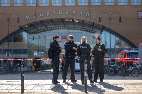 Ein Anrufer hatte über den Zentralruf der Polizei mitgeteilt, Sprengstoff sei im Bremer Hauptbahnhof abgelegt worden. Foto: Sina
