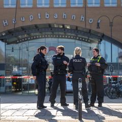 Ein Anrufer hatte über den Zentralruf der Polizei mitgeteilt, Sprengstoff sei im Bremer Hauptbahnhof abgelegt worden. Foto: Sina