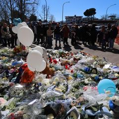 Spenderherz: Blumen, Luftballons und Geschenke liegen in Andenken an Domenico vor dem Krankenhaus in Neapel