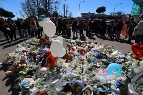 Spenderherz: Blumen, Luftballons und Geschenke liegen in Andenken an Domenico vor dem Krankenhaus in Neapel