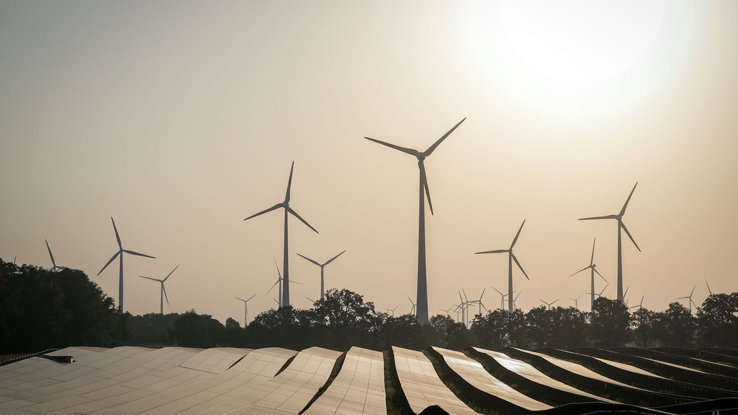 Gemeinden und Bürger mit Windkraft- oder Solaranlagen vor der Nase sollen anders beteiligt werden als zunächst geplant. (Symbolb
