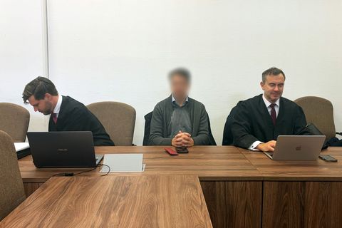 Angeklagt ist ein 56-jähriger Mann aus der Schweiz (Mitte). Foto: Marco Rauch/dpa